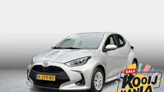 Shimmering silver (licht grijs) Gebruikt 2020 Toyota Yaris Comfort Hatchback | € 15.900 (Eerlijke prijs)