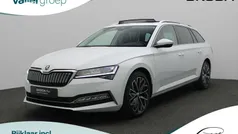 Wit, metallic lak Gebruikt 2021 Skoda Superb LAURIN & KLEMENT Stationwagen | € 25.900 (Eerlijke prijs)