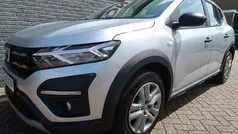 Grijs, metallic lak Gebruikt 2022 Dacia Sandero Expression Hatchback | € 16.666 (Super prijs)