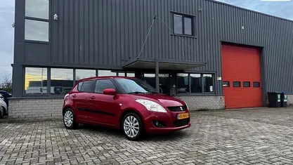 Rood (metallic) Gebruikt 2010 Suzuki Swift Hatchback | € 3.450 (Eerlijke prijs)