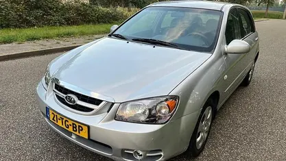 Occasion Kia Cerato EX 143 PK (105 kW) 2006 Grijs Hatchback