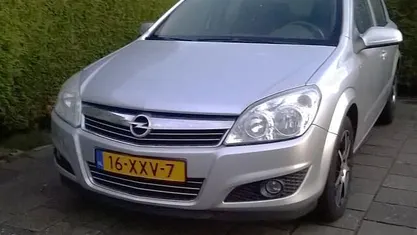 Grijs Gebruikt 2009 Opel Astra Executive Hatchback | € 750 (Goede deal)