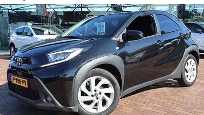 Zwart Gebruikt 2022 Toyota Aygo X SUV | € 17.945 (Eerlijke prijs)