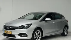 Grijs, metallic lak Gebruikt 2020 Opel Astra Edition Hatchback | € 16.445 (Eerlijke prijs)