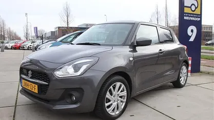 Grijs Gebruikt 2021 Suzuki Swift Style Hatchback | € 14.949 (Eerlijke prijs)