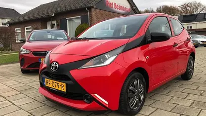 Rood (metallic) Gebruikt 2017 Toyota Aygo Hatchback | € 6.740 (Eerlijke prijs)