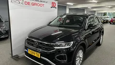 Zwart Gebruikt 2023 VW T-Roc Life SUV | € 24.095 (Eerlijke prijs)
