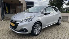 Grijs, metallic lak Gebruikt 2017 Peugeot 208 Allure Hatchback | € 7.445 (Eerlijke prijs)