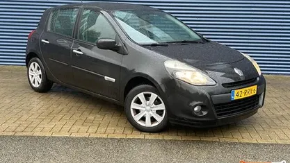 Zwart Gebruikt 2011 Renault Clio II Hatchback | € 2.850 (Eerlijke prijs)