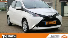 Wit Gebruikt 2016 Toyota Aygo X-play Hatchback | € 12.545 (Eerlijke prijs)