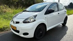 Wit Gebruikt 2011 Toyota Aygo Hatchback | € 3.149 (Eerlijke prijs)