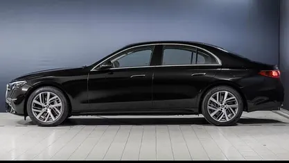 Zwart (metallic) Gebruikt 2024 Mercedes E300 Avantgarde Sedan | € 54.950 (Eerlijke prijs)