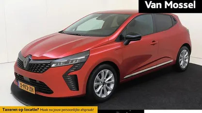 Rood Gebruikt 2024 Renault Clio V Evolution Hatchback | € 19.435 (Eerlijke prijs)