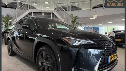 Zwart Gebruikt 2019 Lexus UX 250h Luxury Line SUV | € 28.250 (Eerlijke prijs)