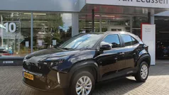 Zwart, metallic lak Gebruikt 2024 Toyota Yaris Cross SUV | € 28.690 (Eerlijke prijs)