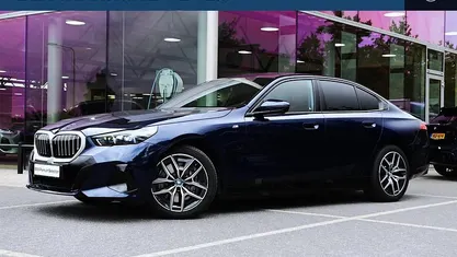 Blauw Occasion 2025 BMW 550e M Sport Sedan | € 77.950 (Eerlijke prijs)