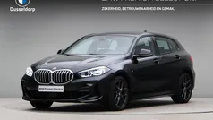 Saphirschwarz metallic (donker zwart metallic) Gebruikt 2024 BMW 118 Executive Hatchback | € 31.450 (Super prijs)
