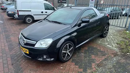 Zwart (metallic) Gebruikt 2007 Opel Tigra Cabriolet | € 2.999 (Eerlijke prijs)