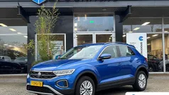 Blauw Gebruikt 2023 VW T-Roc Life SUV | € 25.395 (Eerlijke prijs)