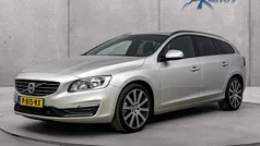 Grijs, metallic lak Gebruikt 2017 Volvo V60 Momentum Stationwagen | € 20.220 (Eerlijke prijs)