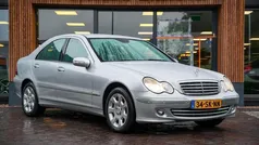Grijs, metallic lak Gebruikt 2006 Mercedes C180 Elegance Sedan | € 4.450 (Eerlijke prijs)