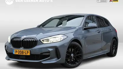 Grijs (metallic) Gebruikt 2022 BMW 118 M Sport Hatchback | € 24.850 (Eerlijke prijs)