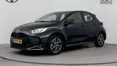 Zwart Gebruikt 2022 Toyota Yaris Hybrid Limited Hatchback | € 21.945 (Eerlijke prijs)