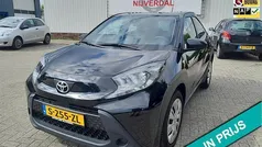 Zwart Gebruikt 2023 Toyota Aygo Play Hatchback | € 17.950 (Eerlijke prijs)