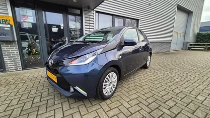 Gebruikt 2015 Toyota Aygo X-play Hatchback | € 7.650 (Eerlijke prijs)