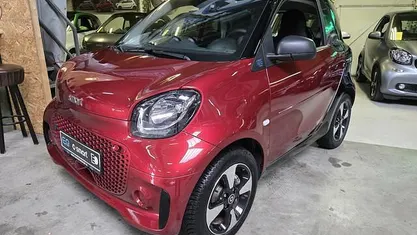 Rood (metallic) Gebruikt 2021 Smart ForTwo Coupé Hatchback | € 11.950 (Eerlijke prijs)