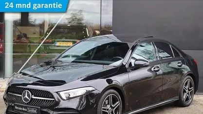 Zwart Gebruikt 2022 Mercedes A200 AMG line Sedan | € 30.888 (Eerlijke prijs)