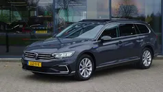 Grijs (metallic) Gebruikt 2021 VW Passat GTE Stationwagen | € 24.950 (Eerlijke prijs)