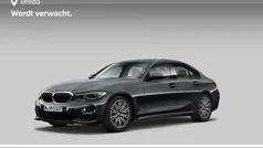 Grijs Gebruikt 2022 BMW 318 Executive Sedan | € 35.880 (Eerlijke prijs)