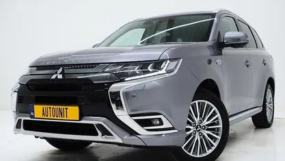 Gebruikt 2020 Mitsubishi Outlander Intense SUV | € 23.840 (Eerlijke prijs)