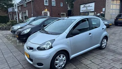 Grijs (metallic) Occasion 2010 Toyota Aygo Hatchback | € 2.599 (Eerlijke prijs)