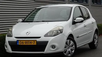 Wit Gebruikt 2011 Renault Clio II Authentique Hatchback | € 2.450 (Eerlijke prijs)