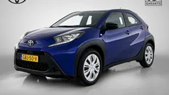 Blauw metallic Gebruikt 2024 Toyota Aygo Play Hatchback | € 17.995 (Eerlijke prijs)
