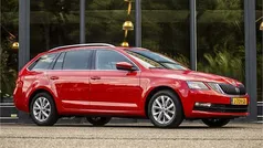 Rood, metallic lak Gebruikt 2020 Skoda Octavia Business Line Stationwagen | € 18.950 (Goede deal)