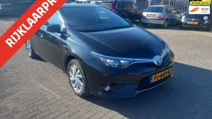 Zwart Gebruikt 2017 Toyota Auris Hybrid Hatchback | € 17.950 (Eerlijke prijs)