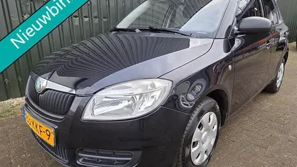 Zwart (metallic) Gebruikt 2010 Skoda Fabia Drive Hatchback | € 3.390 (Eerlijke prijs)