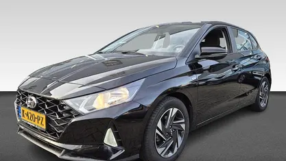 Donker zwart metallic Gebruikt 2021 Hyundai i20 Comfort Hatchback | € 15.930 (Eerlijke prijs)