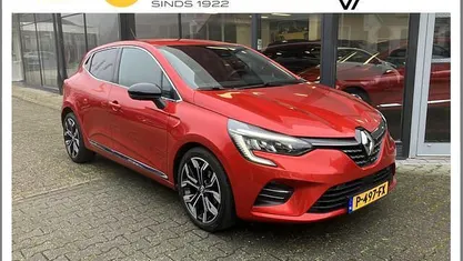 Rouge flamme (rood parelmoer) Gebruikt 2022 Renault Clio V Intens Hatchback | € 14.950 (Eerlijke prijs)