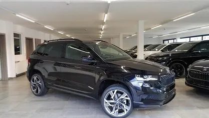 Zwart Nieuw 2025 Skoda Karoq SportLine SUV | € 44.950 (Eerlijke prijs)