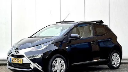Occasion Toyota Aygo X-wave 69 PK (50 kW) 2017 Zwart Hatchback