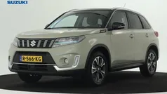 Bruin, metallic lak Gebruikt 2022 Suzuki Vitara Style SUV | € 26.945 (Eerlijke prijs)