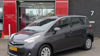 Grijs Gebruikt 2012 Toyota Verso-S MPV | € 9.400 (Eerlijke prijs)