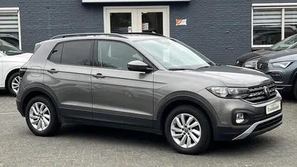 Grijs, metallic lak Gebruikt 2021 VW T-Cross Business SUV | € 23.450 (Eerlijke prijs)