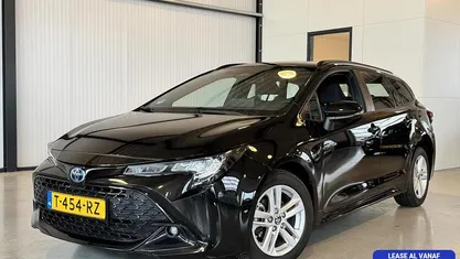 Zwart Gebruikt 2023 Toyota Corolla Active Stationwagen | € 24.950 (Eerlijke prijs)