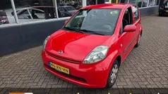 Rood, metallic lak Gebruikt 2005 Daihatsu Sirion Hatchback | € 1.440 (Eerlijke prijs)