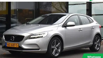 Grijs (metallic) Gebruikt 2017 Volvo V40 Hatchback | € 16.950 (Eerlijke prijs)